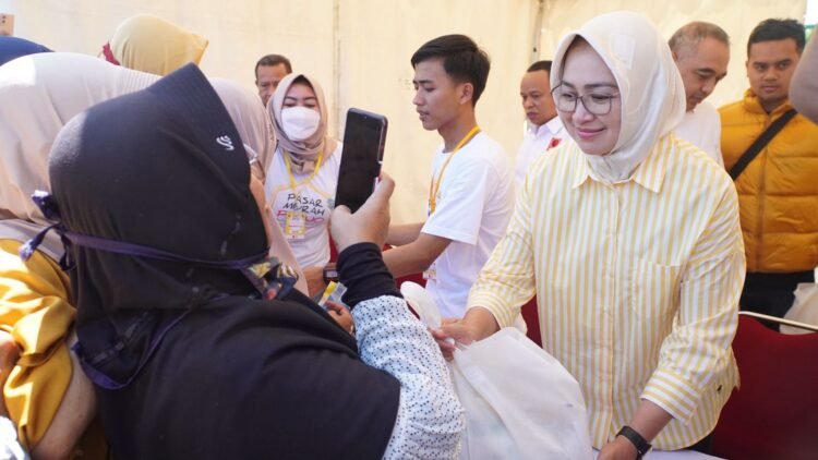 Airin Rachmi Diany Bersama Ketua Umum Partai Golkar Hadiri Pasar Murah Projo