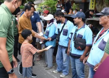 Kunjungi Sejumlah Pasar di Surakarta, Presiden Bagikan Bantuan untuk Masyarakat