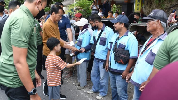 Kunjungi Sejumlah Pasar di Surakarta, Presiden Bagikan Bantuan untuk Masyarakat