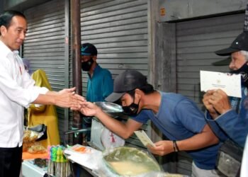 Momen Presiden Bagikan “THR” ke Pedagang Pasar di Depok