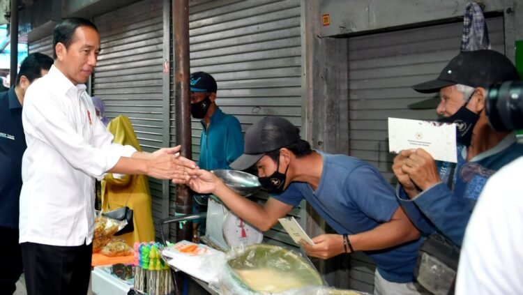Momen Presiden Bagikan “THR” ke Pedagang Pasar di Depok