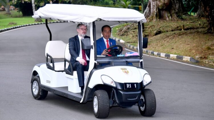 Momen Presiden Jokowi Ajak PM Ceko Ngabuburit ke Kebun Raya Bogor