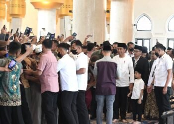 Nikmati Akhir Pekan, Presiden Ajak Cucu Salat Jumat Berjemaah
