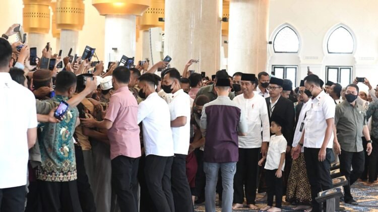 Nikmati Akhir Pekan, Presiden Ajak Cucu Salat Jumat Berjemaah