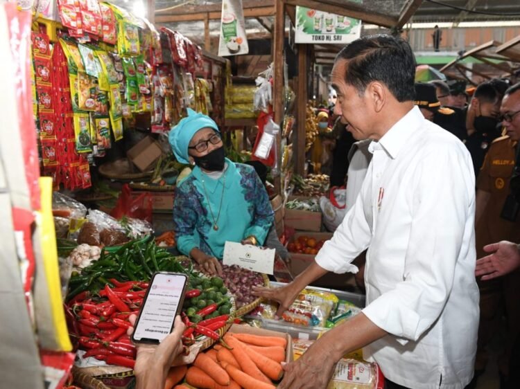 Presiden Cek Harga Kebutuhan Pokok di Pasar Kelapa