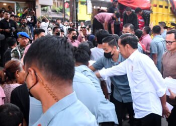 Presiden Jokowi Bagikan Sembako hingga Hamper untuk Masyarakat di Kota Bogor