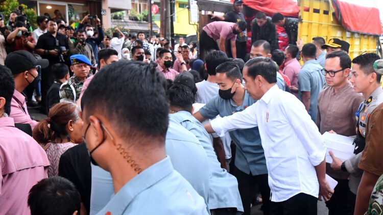 Presiden Jokowi Bagikan Sembako hingga Hamper untuk Masyarakat di Kota Bogor