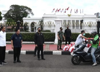 Presiden Jokowi Saksikan Penyerahan Sembako untuk Ojol di Depan Istana