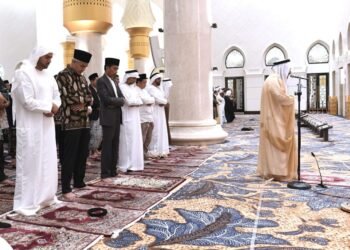 Presiden Jokowi Salat Tarawih Berjemaah di Masjid Raya Sheikh Zayed