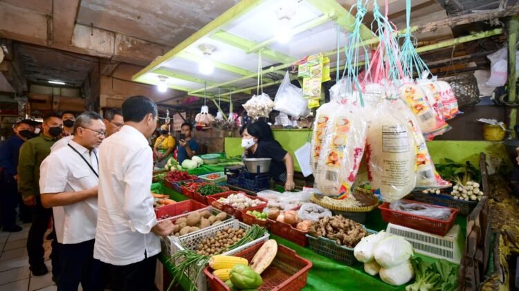 Presiden Jokowi Tinjau Aktivitas Perdagangan di Pasar Rawamangun