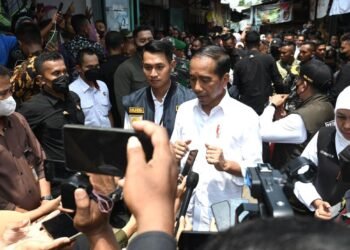 Presiden dan Ibu Iriana Cek Harga Kebutuhan Pokok di Pasar Sambonggede