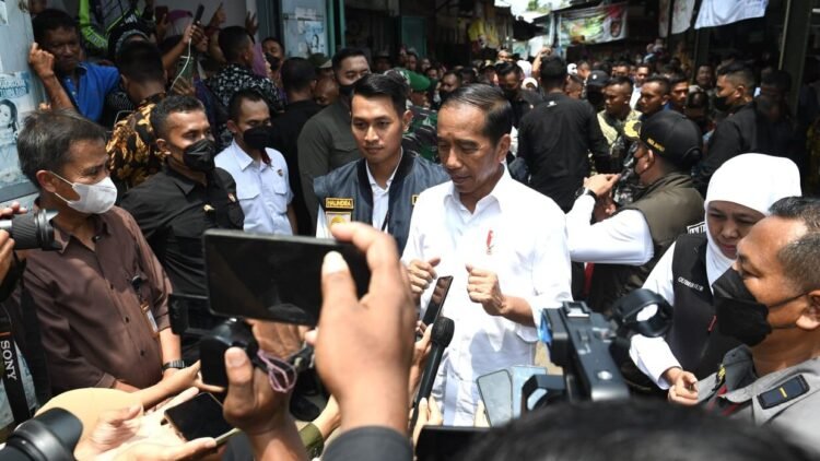 Presiden dan Ibu Iriana Cek Harga Kebutuhan Pokok di Pasar Sambonggede