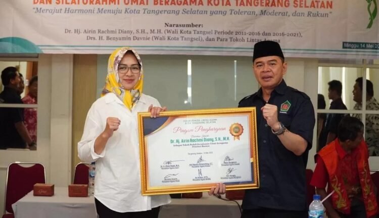 Airin Rachmi Diany Dapat Penghargaan Sebagai Tokoh Peduli Kerukunan Umat Beragama Provinsi Banten