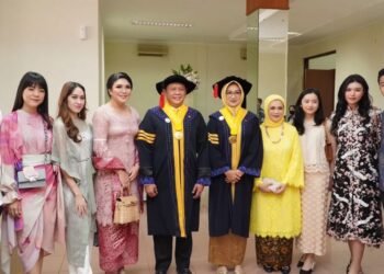 Penuh Bahagia, Airin Rachmi Diany Diwisuda S3 Universitas Padjajaran