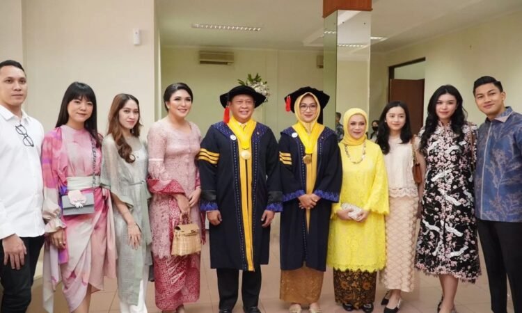 Penuh Bahagia, Airin Rachmi Diany Diwisuda S3 Universitas Padjajaran