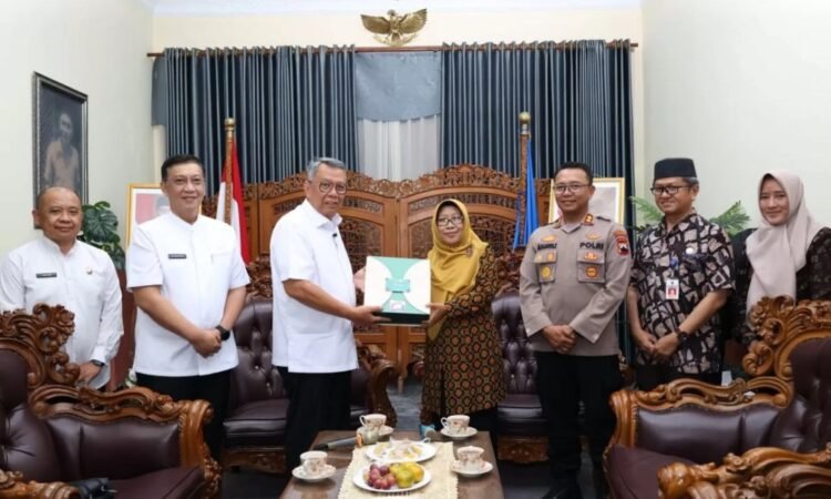 Bantu Tangani Korban Kecelakaan Guci, Wali Kota Benyamin Berikan Penghargaan Kemanusiaan ke Pemkab Tegal