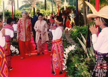 Ibu Iriana Ajak Para Pendamping Pemimpin ASEAN Melihat Aktivitas Berbasis Budaya NTT