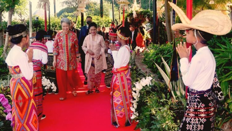 Ibu Iriana Ajak Para Pendamping Pemimpin ASEAN Melihat Aktivitas Berbasis Budaya NTT