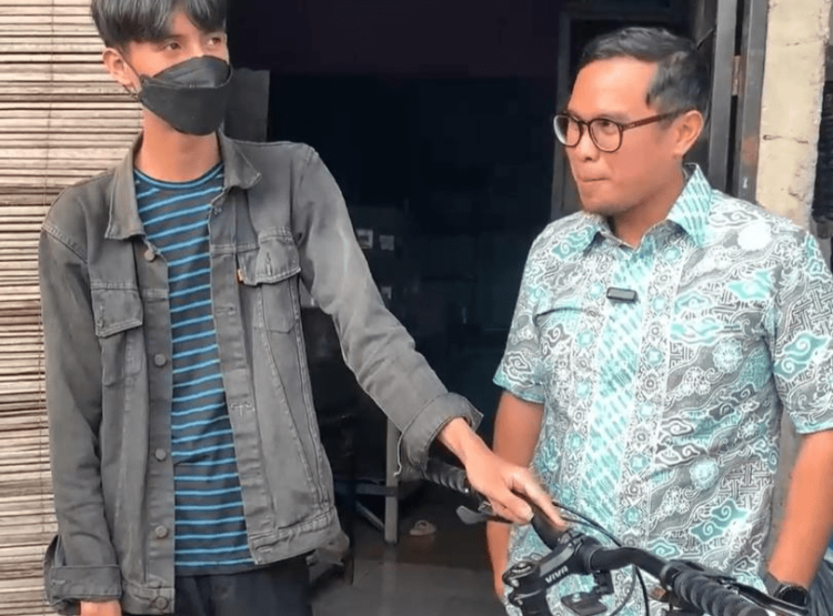 Jalan Kaki ke Sekolah Sejauh 12 Km, Viky Pelajar Asal Tangsel Terima Bantuan Sepeda dari Pilar