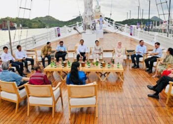 Momen Presiden Jokowi Ajak Pemimpin ASEAN Berlayar dan Nikmati Senja