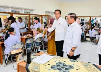 Presiden Jokowi Tinjau Aktivitas Belajar Mengajar di SMKN 4 Kota Jambi