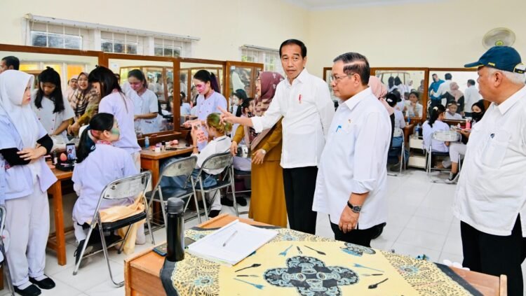 Presiden Jokowi Tinjau Aktivitas Belajar Mengajar di SMKN 4 Kota Jambi