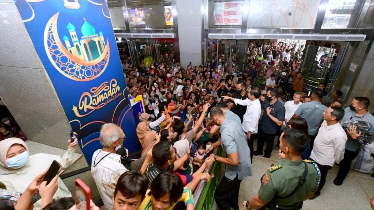 Presiden Jokowi Tinjau Aktivitas Perdagangan Pascalebaran di Jakarta