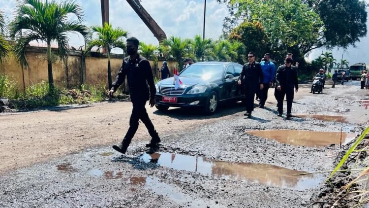 Presiden Tinjau Jalan Nasional Batas Kota Jambi ke Pelabuhan Talang Dukuh