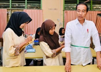 Saat Presiden Pesan Baju Buatan Siswa Tata Busana
