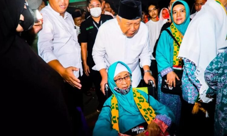 Lepas 393 Calhaj Kloter 28 JKG Asal Tangsel, Benyamin: Jaga Kesehatan 