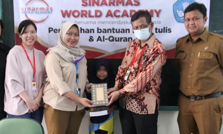 Sinarmas World Academy Donasi Buku Tulis dan Al-Quran di Tangsel