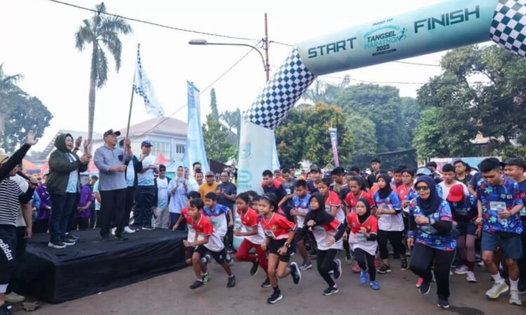 Wali Kota Benyamin Lepas Peserta Road To Tangsel Marathon di Pondok Aren