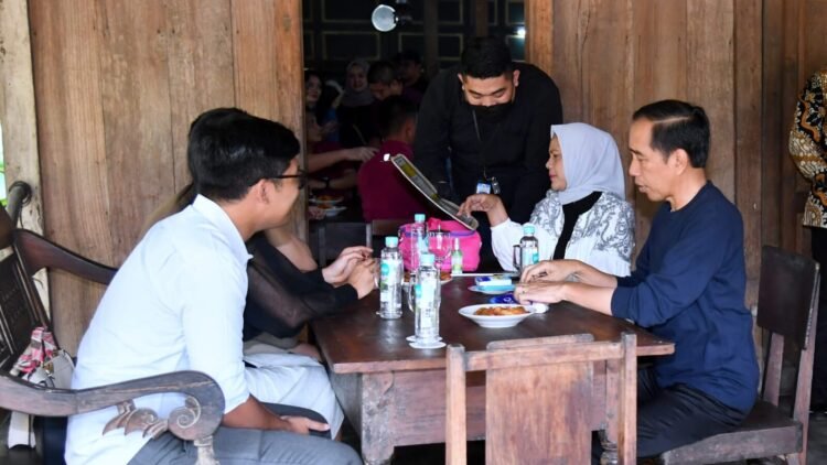 Akhir Pekan, Presiden Jokowi dan Ibu Iriana Kunjungi Warung Kopi Klotok
