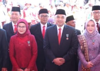 Ahmed Zaki Iskandar Terima Penghargaan Satyalencana Wira Karya