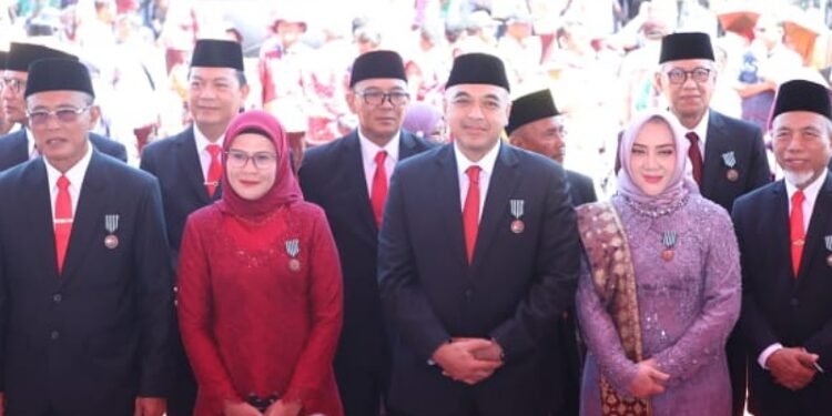 Ahmed Zaki Iskandar Terima Penghargaan Satyalencana Wira Karya