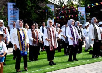Bermain Bersama Siswa SD, Ibu Iriana Dorong Pengenalan Permainan Tradisional