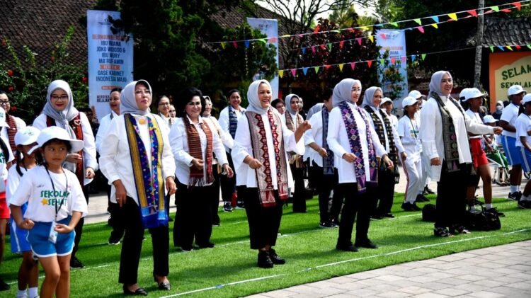Bermain Bersama Siswa SD, Ibu Iriana Dorong Pengenalan Permainan Tradisional