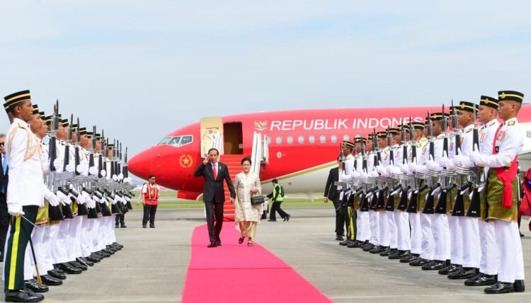 Dari Singapura, Presiden Jokowi dan Ibu Iriana Tiba di Malaysia