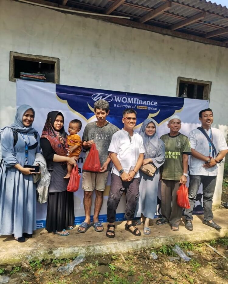 WOM Finance Kantor Cabang Balaraja Salurkan Paket Daging Hewan Kurban kepada Masyarakat Sekitar