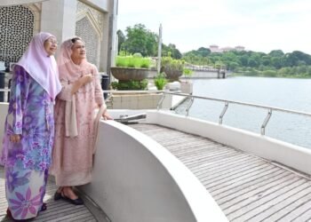 Ibu Iriana dan Dato’ Seri Dr Wan Azizah Keliling Danau Putrajaya dengan Kapal Pesiar
