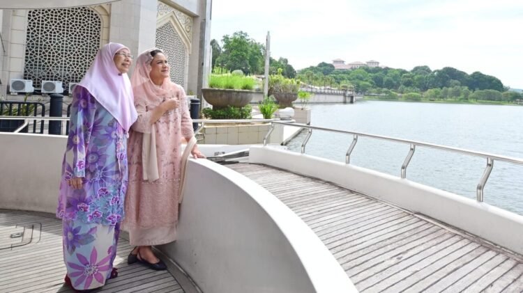 Ibu Iriana dan Dato’ Seri Dr Wan Azizah Keliling Danau Putrajaya dengan Kapal Pesiar