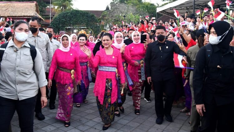 Ibu Iriana dan OASE KIM Hadiri Parade Perempuan Berkebaya Adat Bali