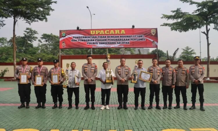 Kapolres Tangsel AKBP Faisal Febrianto Beri Penghargaan Program 60 KM Finisher dan Satkamling Terbaik