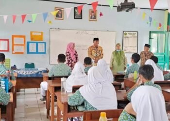 Kasi Penmad Kemenag Tangsel Lakukan Monitoring Penilaian Akhir Tahun di MTsN 1 Tangsel