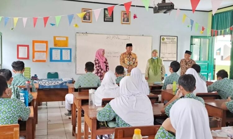 Kasi Penmad Kemenag Tangsel Lakukan Monitoring Penilaian Akhir Tahun di MTsN 1 Tangsel