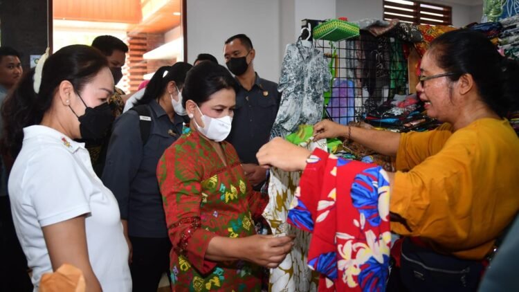 Kunjungi Pasar Sukawati, Ibu Iriana Sapa Warga dan Beli Sejumlah Produk Lokal