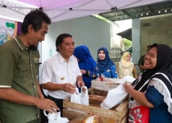 Operasi Pasar Disperindag, Al Muktabar Turut Layani Pembeli