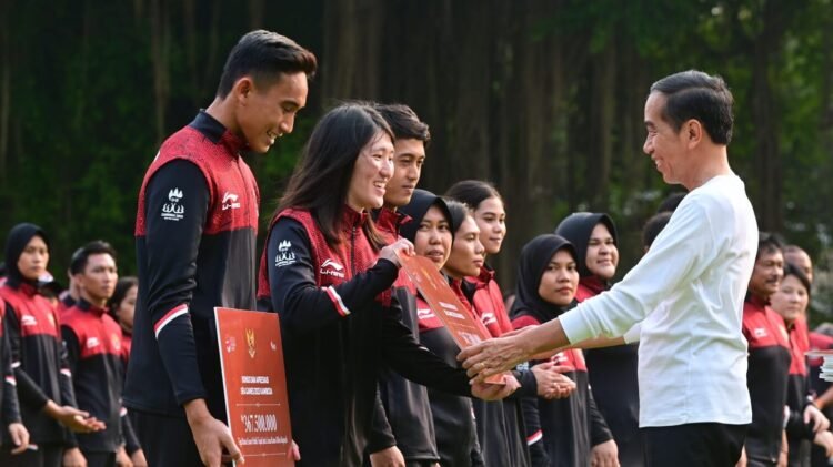 Presiden Jokowi Serahkan Bonus Apresiasi bagi Atlet SEA Games Ke-32