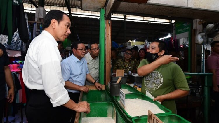 Presiden Jokowi Tinjau Harga Kebutuhan Pokok di Pasar Menteng Pulo Jakarta