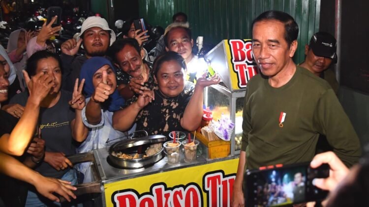 Saat Presiden Jokowi Jalan Kaki Menyusuri Kawasan Malioboro